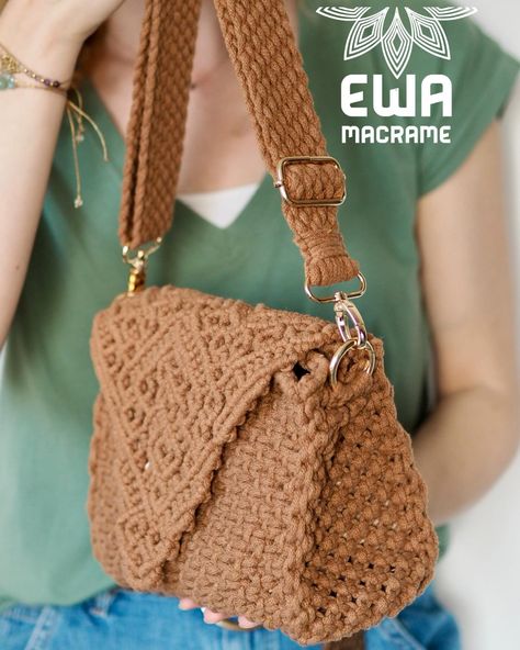 From day to night, this versatile 🤎 MACRAME CARAMEL BAG 🤎 with enough space for all the essentials and even a small water bottle! it’s both practical and stylish, don’t you think ?💭 Dive into the art of macramé with my exclusive tutorial series. Part 1 already live: ‘The Flap.’ Parts 2 coming soon! Join me on YouTube for the full experience: [Link in Bio] Comment below👇 and I will send you the link 🔗 #macramecaramelbag #macramebagtutorial #macramebag #macramecaramelflapbag #DIYFashion... Macrame Purse, Small Water Bottle, Macrame Knots Pattern, Diy Bags Patterns, Bohemian Bags, Boho Bags, Macrame Bag, Macrame Ideas, Macrame Knots