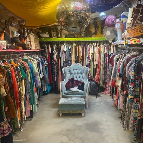 Vintage Store Ideas, Dressing Room Closet, Vintage Closet, Vintage Clothing Stores, Closet Room, Glam Room, Dressing Rooms, Room Closet, Thrift Shop