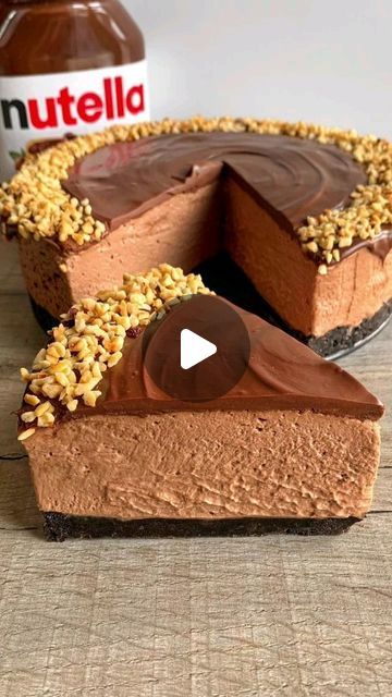 Nutella No Bake Recipes, Oreo Nutella Cheesecake, Nutella Cheesecake Recipe, Cheesecake Nutella, Hazelnut Cheesecake, Nutella Cheesecake Recipes, No Bake Nutella Cheesecake, Roasted Hazelnuts, Nutella Desserts