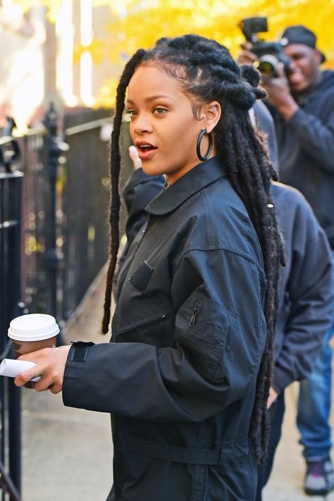 Rihanna Faux Locs, Rihanna Dreads, Rihanna Dreadlocks, Faux Dreads, Looks Rihanna, Faux Locs Hairstyles, Pelo Afro, Video Shoot, Girls Braids