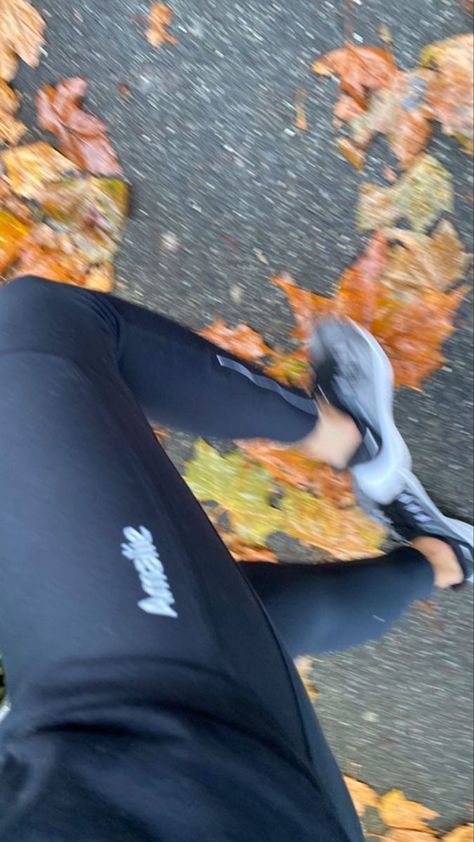 Running Autumn Aesthetic, Runner Aesthetic Girl, Lily Larkin, Runner Girl Aesthetic, Weight Gain Workout, Photo Recreation, Running Club, Bulk Up, Training Motivation