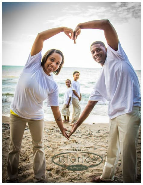 Summer Photoshoot Ideas Family Of 4, Cute Family Beach Pictures, Beach Poses With Family, Beach Family Picture Ideas, Family Of 4 Beach Pictures, Beach Family Photo Ideas, Family Beach Pics, Creative Photography Poses, Group Picture Poses