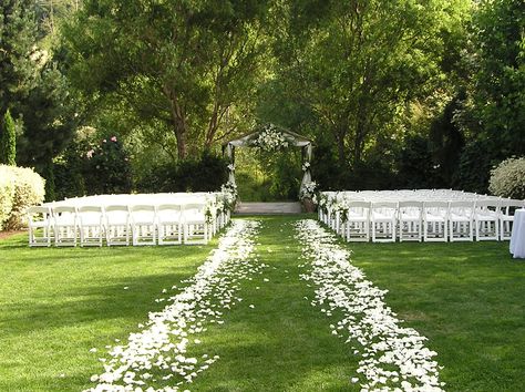 Gorgeous white rose petal ceremony aisle! Weddings Forest, Bedroom Cottagecore, Cottagecore Wallpaper, Cottagecore Bedroom, Cottagecore Room, Weddings Dress, Wedding Isles, Fashion Cottagecore, Ceremony Outdoor