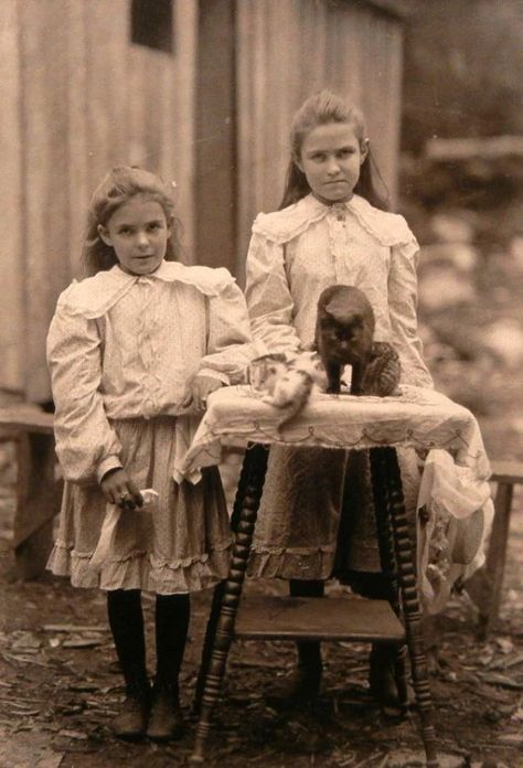 Vintage Children Photos, Antique Photography, Victorian Photos, Antique Images, Photo Vintage, Vintage Kids, Antique Photos, Days Gone, Black And White Photographs