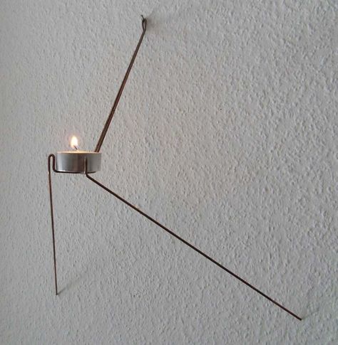 The tea light spider is a wall mounted candle holder for tea lights. With two combination pliers and one straight welding wire you can make a wonderful present. A lot ... Wire Candle Holder, Wall Mounted Candle Holders, Make A Lamp, Welding Wire, Room Of One's Own, Diy Candle Holders, Casa Container, Deco Luminaire, Wall Candle Holders