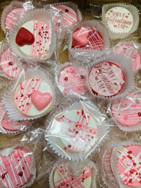 Valentine’s Day Oreos, Dipped Oreos Valentines, Vday Desserts, Valentines Drinks, Cookies Valentines Day, Oreos Cookies, Cake Pucks, Chocolate San Valentin, Chocolate Covered Desserts