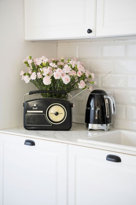 DSC_8466 Smeg Black, Black Smeg, Smeg Kettle, Smeg Appliances, 50's Style, My Apartment, Apartment Inspiration, Black Kitchens, Heating Element