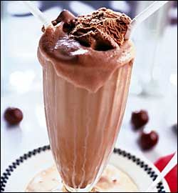 Inside I REALLY want this... Chocolate Shake Recipe, Malt Recipe, Steak N Shake, Ideal Protein Diet, Chocolate Shakeology, Shakeology Recipes, Mr Food, Ideal Protein Recipes, Chocolate Malt