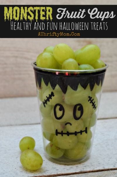 Healthy Halloween treat ideas, Monster Fruit Cups, school party ideas, Healthy but Fun Halloween recipe ideas for parties Easy Healthy Halloween Treats, Monster Fruit, Snack Halloween, Pelottava Halloween, Monster Treats, Fun Halloween Treats, Healthy Halloween Treats, Healthy Halloween Snacks, Halloween Fruit