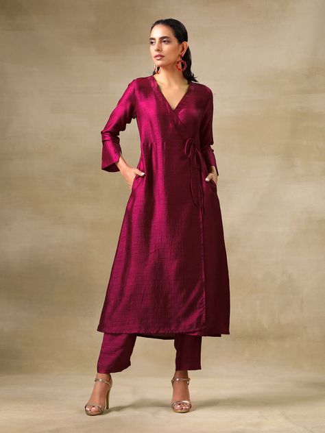 Silk Kurti Designs, Top Clothing Brands, Stylish Kurtis Design, Angrakha Style, Kurta Patterns, Kurta Pant Set, Silk Kurti, Kurta Style, Kurti Patterns