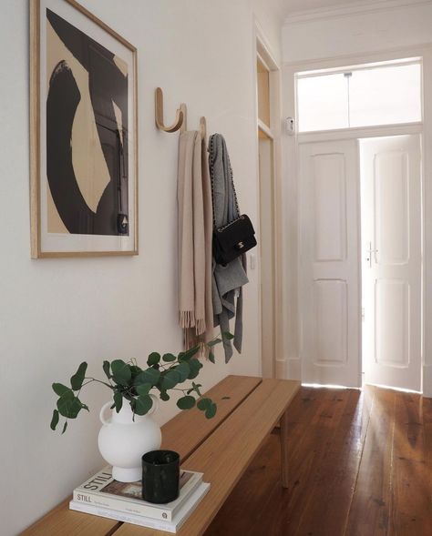 Home tour: Marikken Navarsete | 91 Magazine Scandinavian Hallway, Neutral Hallway, Hallway Seating, Foyer Ideas Entryway, Lisbon Apartment, Japandi Living, Nothing New, Cool Apartments, Interior Trend