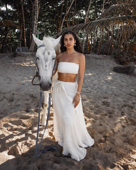 I basically go through life pretending I’m Khaleesi 🙏🏽🐉😂 This was a special afternoon riding horses on the beach ✨ Missing Dominican… Riding Horses On The Beach, Dominican Republic Outfits, Punta Cana Outfits, Dominican Republic Vacation, Horses On The Beach, Beach Trip Outfits, Perfect Bucket List, Dominican Republic Travel, Vacay Fits