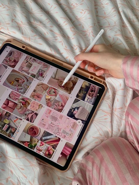 Girly Ipad Aesthetic, Ipad Apple Pencil Aesthetic, I Pad Astethic Photo, Ipad With Pencil Aesthetic, Pink Ipad And Apple Pencil, Ipad And Pencil Aesthetic, Ipad Pencil Aesthetic, Ipad Girly Aesthetic, Ipad Pro 13 Inch Aesthetic