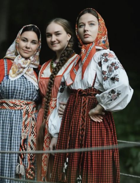 Russia Traditional Dress, Russian Woman Traditional, Russian Traditional Hairstyle, Slavic Culture Traditional Clothes, Russian Culture Fashion, Russian Medieval Clothing, Russian Outfit Traditional, Vintage Russian Fashion, Historical Russian Fashion