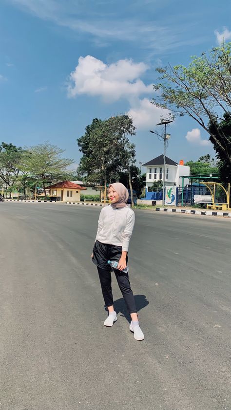 Outfit Lari, Outfit Jogging Hijab, Hijab Sport Outfit, Ootd Sport, Outfit Jogging, Hijab Sport, Ootd Simple, Running Outfit, Sports Outfit