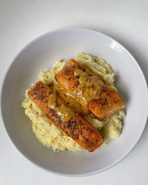 Fish With Mashed Potatoes, Dinner Meals Aesthetic, Salmon Food Astethic, Salmon Aesthetic Food, Healthy Salty Food, Salmon Dinner Aesthetic, Mashed Potatoes Aesthetic, Mash Potato Dinner Ideas, Dinner Ideas With Mashed Potatoes