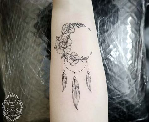 Creative Half Moon Dream Catcher Tattoo Design Best Friend Dream Catcher Tattoos, Dream Catcher Sleeve Tattoo For Women, Moon Dreamcatcher Tattoo, Moon Dream Catcher Tattoo, Simple Dream Catcher Tattoo, Dream Catcher Tattoo Ideas, Dream Catcher Tattoos, Dreamcatcher Tattoos, Moon Half