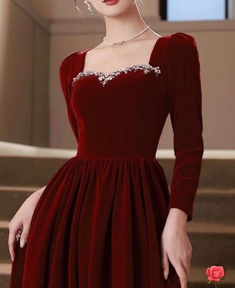 Dress Merah Maroon, Dark Red Long Dress, Pale Foundation, Beautiful Gown Designs, Red Dress Casual, Bold Eyeliner, Velvet Evening Dress, Elegant Outfit Classy, Retro Glamour