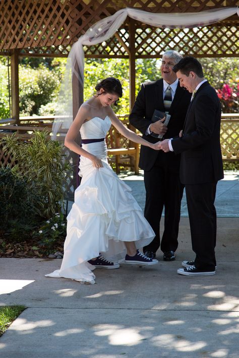 converse wedding Rockabilly Bride, Red Black White Wedding, Vegas Wedding Dress, Bridal Converse, Dress With Converse, Converse Wedding, Wedding Plans Ideas, Bride Elegant, Converse Outfit