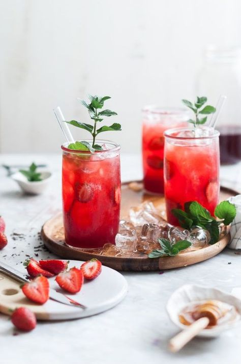 Strawberry Mint & Hibiscus Iced Tea. Tasty cocktail recipe that can be served year-round. It's perfect for a birthday party or cocktail party. Hibiscus Iced Tea, Keto Cocktails, Drinks Photography, Peach Ice Tea, Iced Tea Recipes, Strawberry Mint, Summer Tea, Fancy Drinks, Strawberry Puree