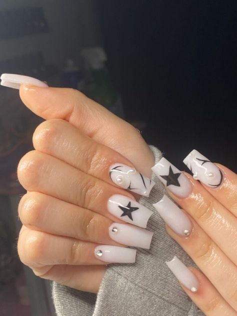 Cute nails Simple Medium Short Acrylic Nails, Medium Size Acrylic Nails Designs, White Nail Base Designs, Nails Inspo Baddie Medium, Star Nails Medium, Cute Basic Nails Acrylic Coffin Medium, Medium Acyrilics Nails Designs, Medium Nails Y2k, Coffin Medium Nails Designs