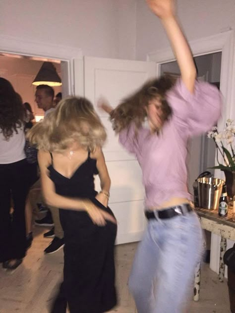 party! Party Dancing Aesthetic, Dance Aesthetic, Dancing Aesthetic, Fotos Goals, Foto Poses, I'm With The Band, Friend Goals, Best Friend Goals, Friend Photoshoot