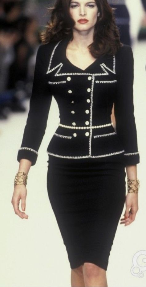 90s Runway Fashion, Runway Fashion Couture, Mode Chanel, Runway Outfits, Chanel Fashion, Mode Vintage, Elegant Outfit, Couture Fashion, 90s Fashion