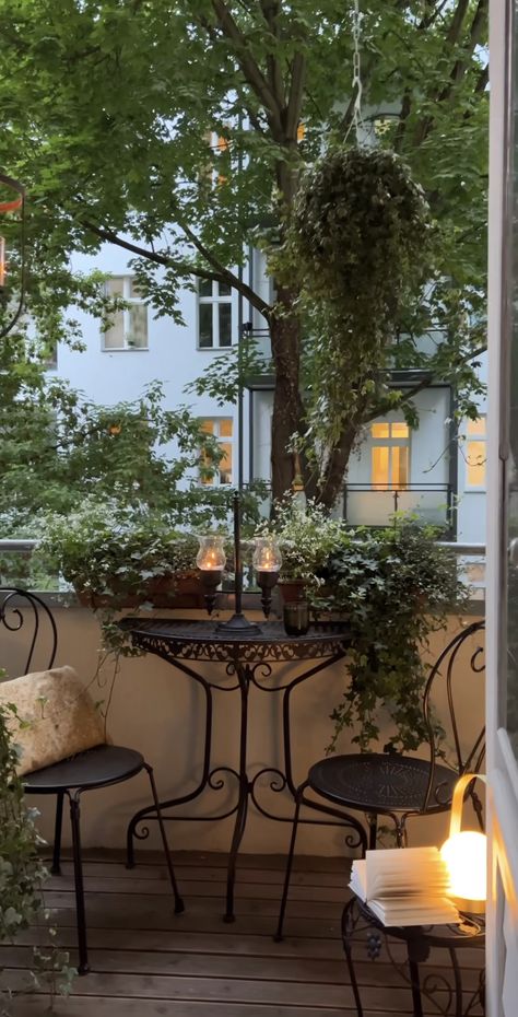 Romantic Balcony, Italian Balcony, Italian Apartment, Boho Decor Ideas, Small Balcony Garden, Small Balcony Design, Diy Porch, Apartment Balcony Decorating, Balcony Design