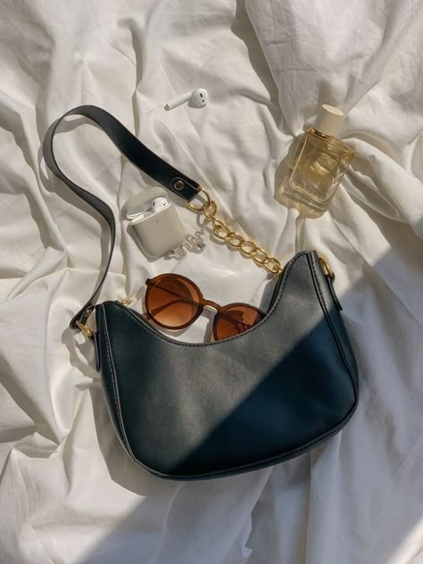 Bags Foto Ideas, Foto Tas Aesthetic, Purse Pictures Ideas, Handbag Flatlay, Bags Flatlay, Bag Aesthetic Photography, Aesthetic Flatlay Ideas, Bag Inspo Aesthetic, Bag Photography Ideas