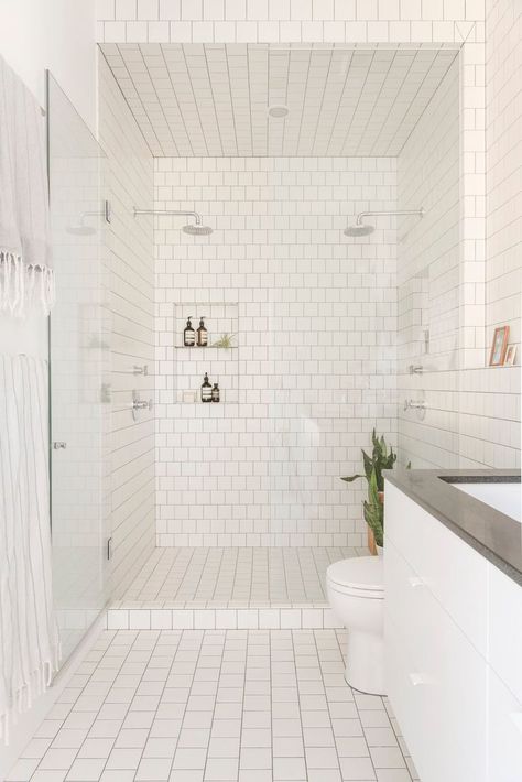 Lorimer Street Townhouse by Elizabeth Roberts Contemporary Townhouse, Bathroom Niche, Minimalist Showers, Modern White Bathroom, Double Shower, Shower Niche, Stylish Bathroom, Bathroom Renos, Dream Bathroom