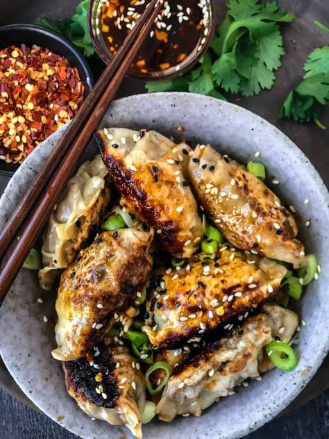 Vegetarian Gyoza, Potsticker Dipping Sauce, Veggie Potstickers, Vegan Potstickers, Potstickers Recipe, Recipes With Soy Sauce, Vegan Dumplings, Dipping Sauces Recipes, Easy Vegan Dinner