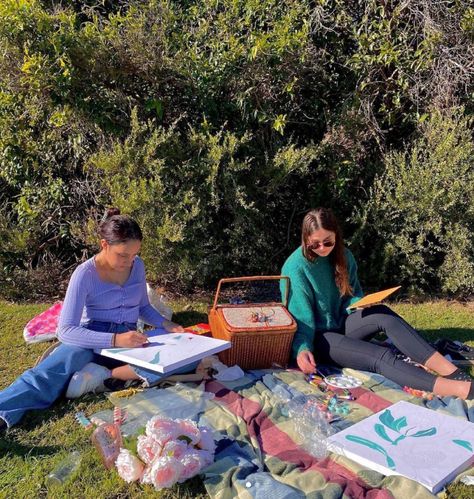 cute painting picnic with friends. picnic basket, picnic rug. paint by number. outdoors Painting Picnic With Friends, Painting Picnic Date Aesthetic, Picnic Painting Date, Painting Picnic Date, Fun Hangout Ideas, Picnic Date Aesthetic, Quality Time Love Language, Friend Date Ideas, Aesthetic With Friends