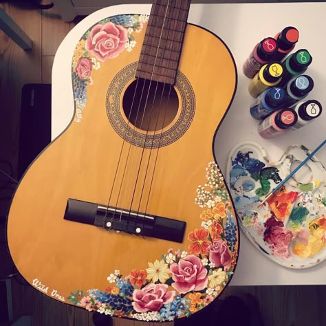 Painting guitar, wild flowers, roses 🌸🌷 Instagram- @aallianic_art Painted Ukulele Flowers, Floral Acoustic Guitar, Painted Guitars Ideas Aesthetic, How To Paint A Guitar, Painting On A Guitar, Painting On Guitar Aesthetic, Drawing On Guitar, Painted Guitars Ideas, Painting On Guitar Ideas