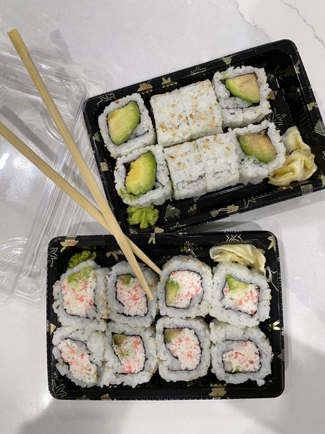 California Roll Sushi Aesthetic, California Rolls Sushi, Sushi California Roll, Juicy Food, California Roll Sushi, Sushi Aesthetic, California Rolls, Roll Sushi, Food Sushi