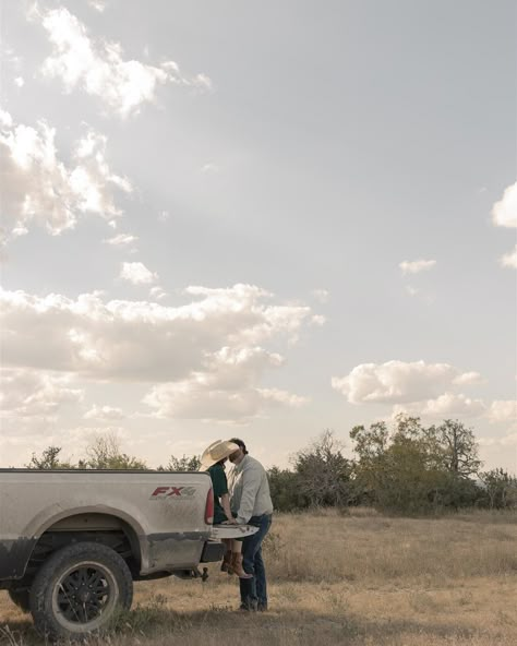 All you need is a cute couple, a truck, and a great view to get this photo😍🤪 Back Of Truck Couple Pictures, Pictures In The Back Of A Truck, Couple And Truck Photography, Christmas Couple Poses Photography, Pickup Truck Photoshoot Couple, Pickup Truck Couple Pictures, Old Truck Photo Shoot Couple, Winter Country Couple Photos, Cute Couple Pics With Truck