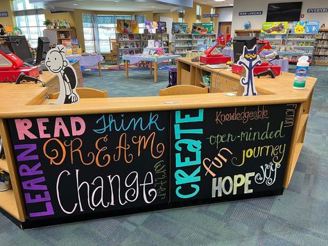 Middle School Library Decor, Library Ideas For School, School Office Ideas, Adult Library Programs, School Library Activities, Teachers Assistant, School Library Book Displays, Fall Library, Library Decor Ideas