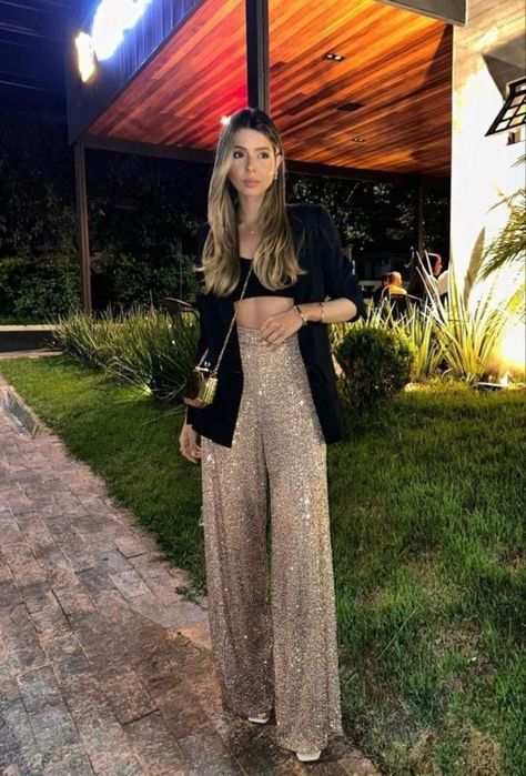 3 looks con ropa de brillos que estilizan tu figura y son perfectos para llevar a la oficina | Panorama Black Sequin Crop Top Outfit, Black Outfit For Christmas Party, Birthday Outfit In Winter For Women, Trendy Party Outfits 2023, Birthday Party Night Outfit, New Years Eve Outfits Summer, Gold Glitter Pants Outfit, Disco Night Outfit Party Dresses, Antwerp Street Style