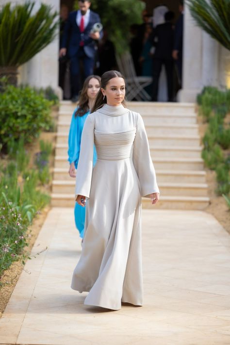 The Best Dressed Guests At Jordan's Royal Wedding Princess Iman, Robes D'occasion, Soiree Dresses, Gowns Dresses Elegant, Estilo Real, Queen Rania, Modest Dresses Casual, Fancy Dresses Long, Royal Dresses