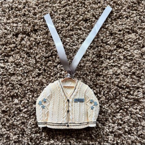 Taylor Swift Christmas Ornament, Swiftmas Tree, Folklore Christmas, Taylor Swift Folklore Cardigan, Swiftie Birthday, Folklore Cardigan, New Taylor Swift, Taylor Swift Birthday Party Ideas, Swift Party