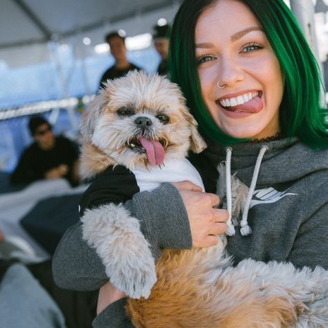 It's @marniethedog  @elmakias Tonight Alive Jenna, Jenna Mcdougall, Cutest Picture Ever, Alan Ashby, Mayday Parade Lyrics, The Amity Affliction, Tonight Alive, Emo Memes, Happy Photos