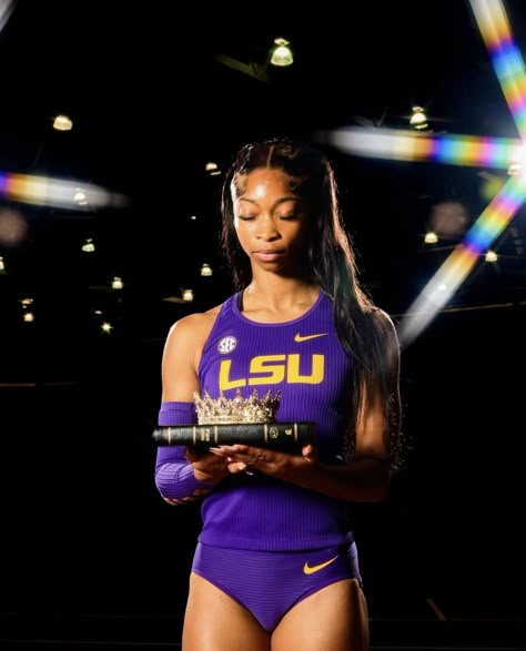 Track Poses Media Day, Track And Field Graduation Pictures, College Track And Field Media Day, Track And Field Photoshoot Photo Ideas, Media Day Poses Track And Field, Track And Field Media Day Poses, Media Day Poses Track, Track Graduation Pictures, Track Poses Photo Shoots