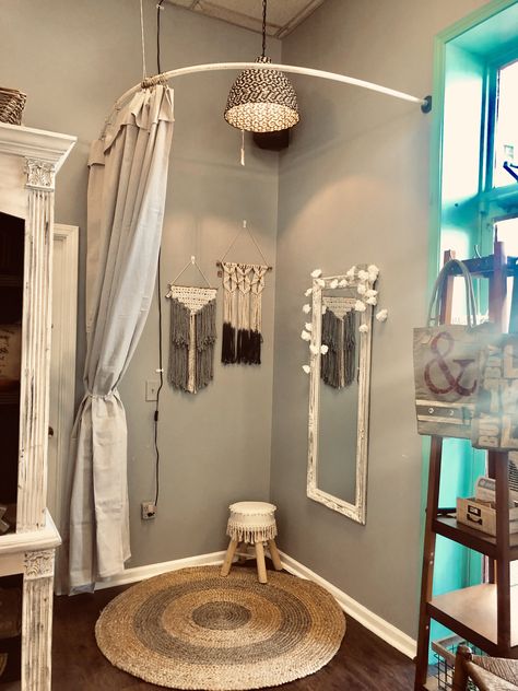 Dressing Rooms Ideas Boutique, Diy Changing Room Boutique, Dressing Room Boutique Retail, Clothing Store Dressing Rooms, Try Room For Boutique, Fitting Room Design Ideas, Store Dressing Room Design, Resale Clothing Store Display Ideas, Diy Dressing Room For Boutique