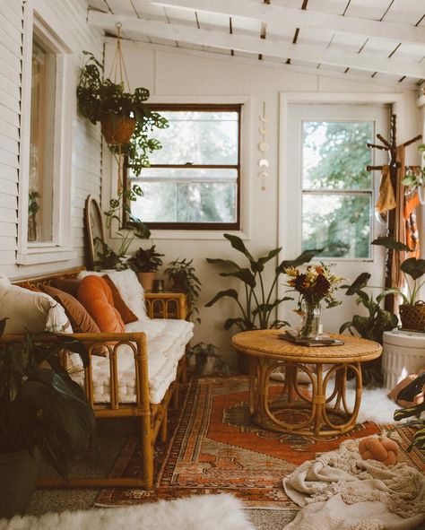 Porch Vibes, Cozy Sunroom, Small Sunroom, 70s Furniture, Sunroom Furniture, Sunroom Decorating, Sunroom Ideas, Florida Room, Studio Apartments