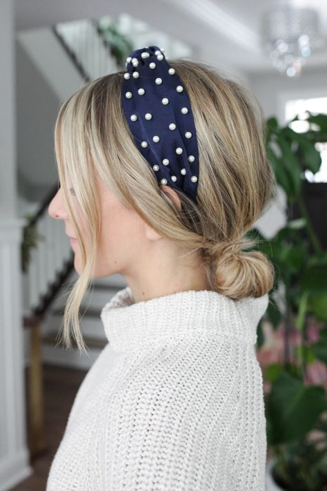 Knotted Headband Hairstyle, Headbands Hairstyles Short, Headband Trend, Wear A Headband, Hairband Hairstyle, Updo With Headband, Peinados Fáciles Para Cabello Corto, Pearl Headband, Headband Styles