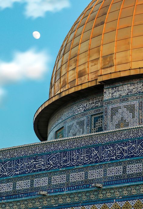 Al-Aqsa Mosque close up. Free public domain CC0 photo. | free image by rawpixel.com Al Aqsa Painting, Islamic Illumination, Sultan Qaboos Grand Mosque, Aqsa Mosque, Al Quds, Modern Art Canvas, Mosque Art, Sheikh Zayed Grand Mosque, Blue Roof