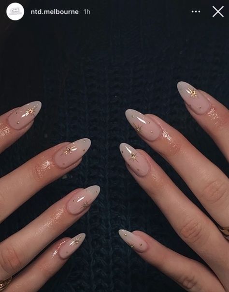 Simple Nails September, September Nail Inspo 2024, September Nails 2024 Simple, Nude Almond Nails With Gold Design, September Nail Inspo Almond, Basic Nail Inspiration, Nails Ideas Colourful, Gold Theme Nails, College Nails Ideas