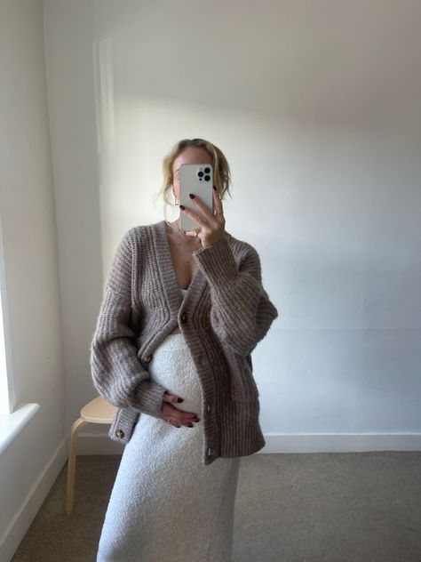 Pregnant Skirt Outfit Bump Style, Pregnant Mirror Pic, Pregnant Maxi Skirt Outfit, Pregnant Sweater Outfits, Pregananant Fall Outfits, Long Skirt Maternity Outfit, Cute Fall Outfits Pregnant, Nye Pregnant Outfit, Winter Pregnancy Outfits 2024