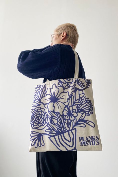 Diy Tote Bag Design, Custom Paper Bags, Handpainted Tote Bags, Totes Ideas, Sacs Tote Bags, Sac Diy, Diy Tote, Painted Tote, Diy Tote Bag