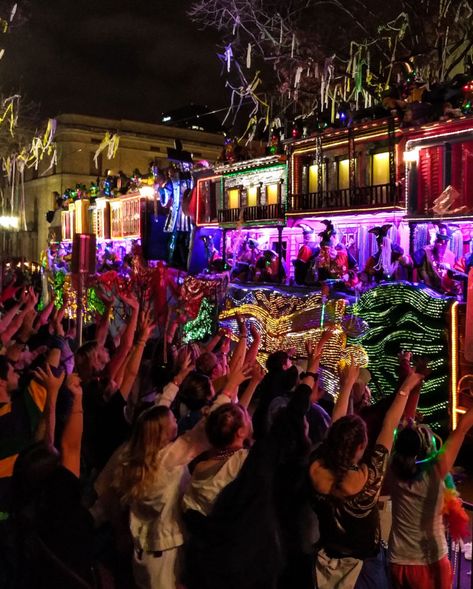 New Orleans Mardi Gras Aesthetic, Mardi Gras Photos, Holiday Goals, New Orleans Party, Mardi Gras Festival, People We Meet On Vacation, Mardi Gra, Mardi Gras Outfits, Mardi Gras Parade