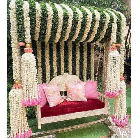 Teej Decoration Ideas, Indian Wedding Decorations Receptions, Modern Wedding Bouquets, Mehendi Decor Ideas, Haldi Decor, Fun Wedding Decor, Mehendi Decor, Flower Garland Wedding, Marriage Decoration